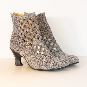 JOHN FLUEVOG Baroque Murillo Diamond Cutout w/Box